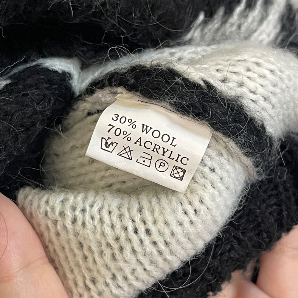 Chic Black And White Diamond Pattern Sweater - image 3